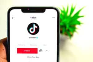 TikTok möchte somit die Nutzer seiner Plattform und Unternehmen auf einfache Weise zusammenbringen. Ist das die Zukunft? Mehr dazu: